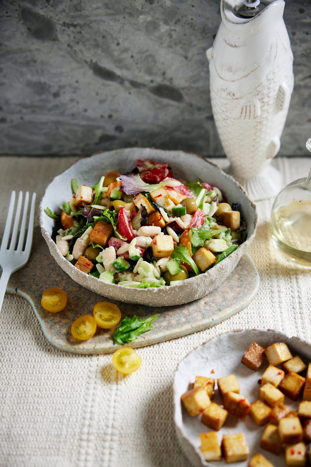 Griechischer Salat mit Gurke und Tofu