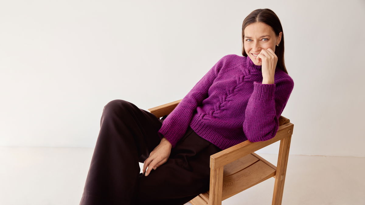 Ein Klassiker im neuen Look: Abstrakter Zopfmuster-Rollkragenpullover zum Nachstricken