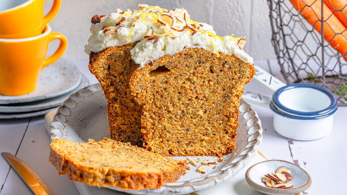 Karottenkuchen mit Frischkäse-Topping: So gelingt der Klassiker für den Frühling