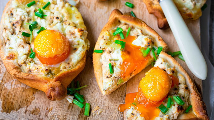 Khachapuri: Unser Rezept für die georgischen Ei-Schnittlauch-Brote mit Suchtfaktor
