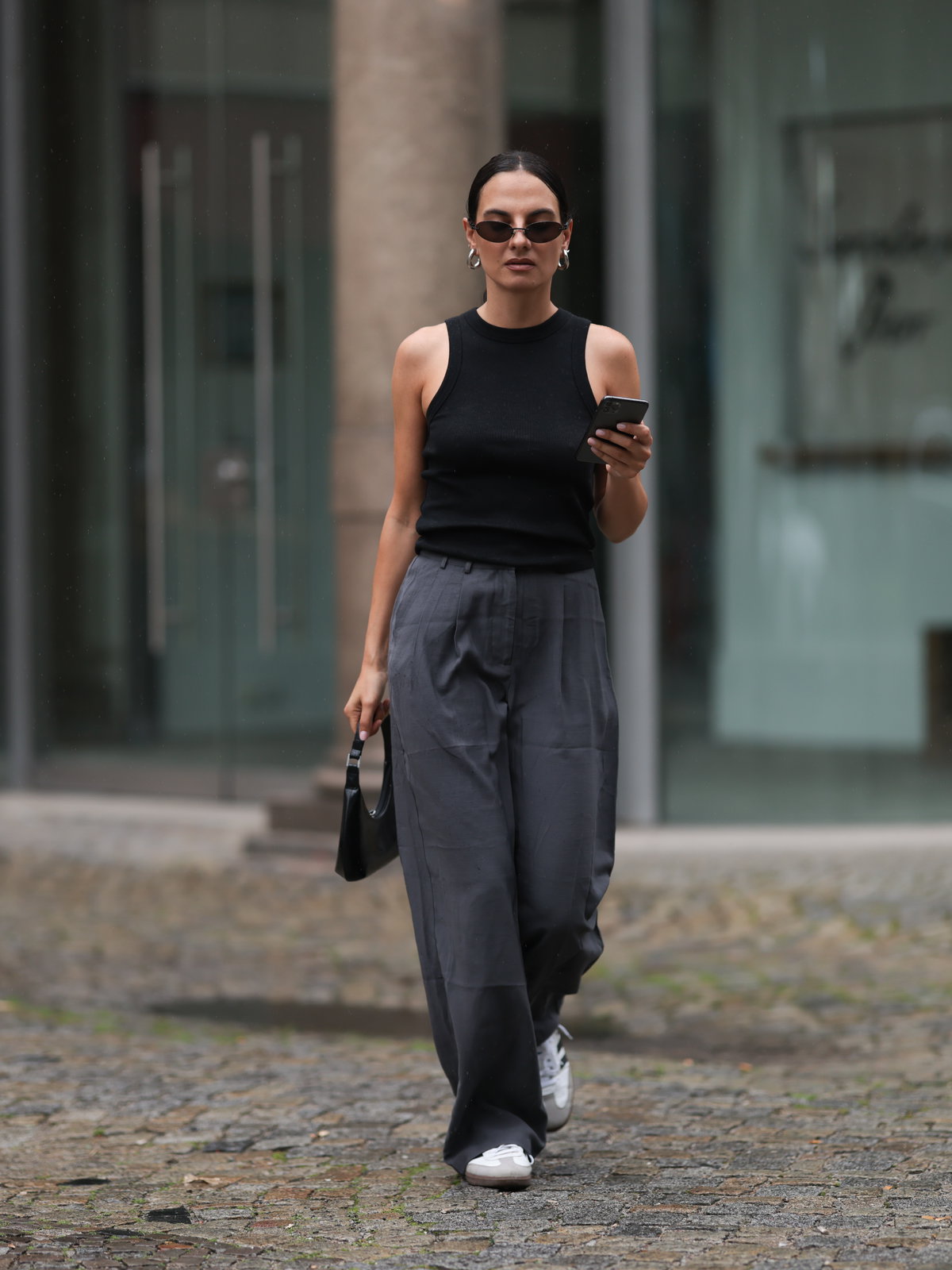 Marlenehose mit Sneakers