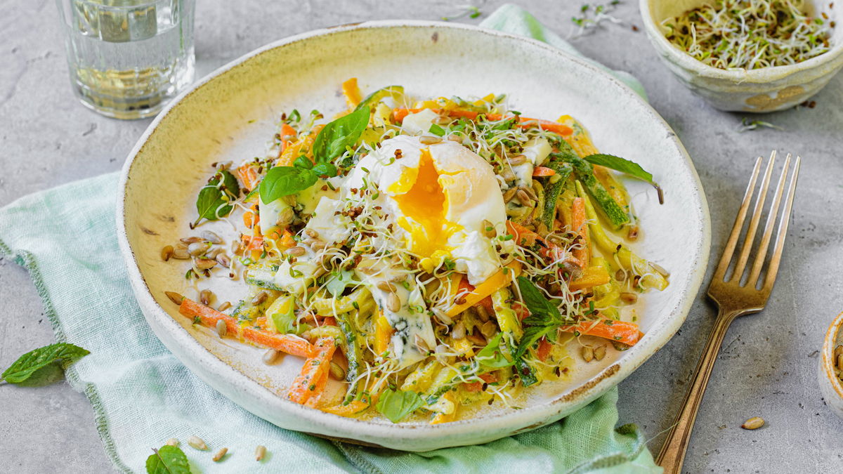 Mit der mediterranen Gemüse-Pfanne mit Blauschimmelkäse wird es schön bunt auf dem Teller
