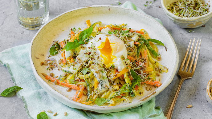 Mit der mediterranen Gemüse-Pfanne mit Blauschimmelkäse wird es schön bunt auf dem Teller