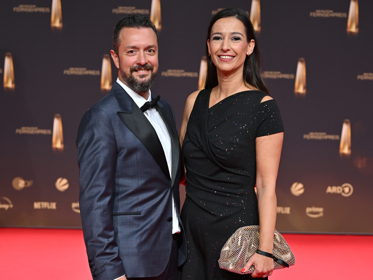Pinar Atalay und ihr Ehemann Reha Omayer bei der Verleihung des Deutschen Fernsehpreises 2024