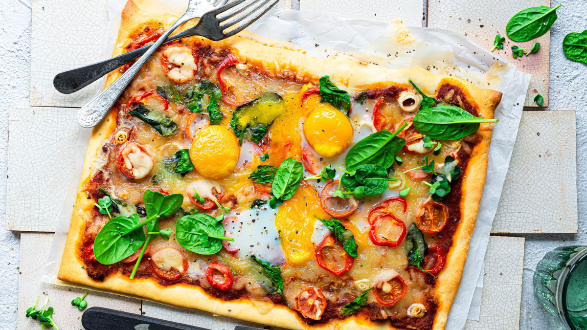 Mal eine anderer Belag: Rezept für Pizza Florentina mit Ei 