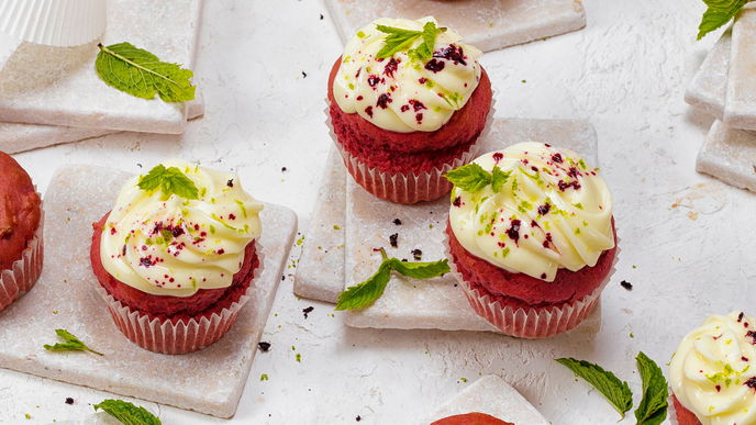 Klassisches Rezept für Red Velvet Cupcakes mit Frischkäse-Topping