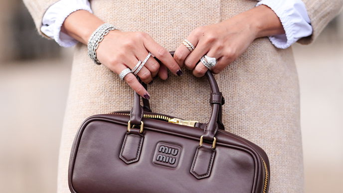 Ring-Stacking ist unser liebster Schmuck-Trend 2025 - und setzt Ihre Finger perfekt in Szene!