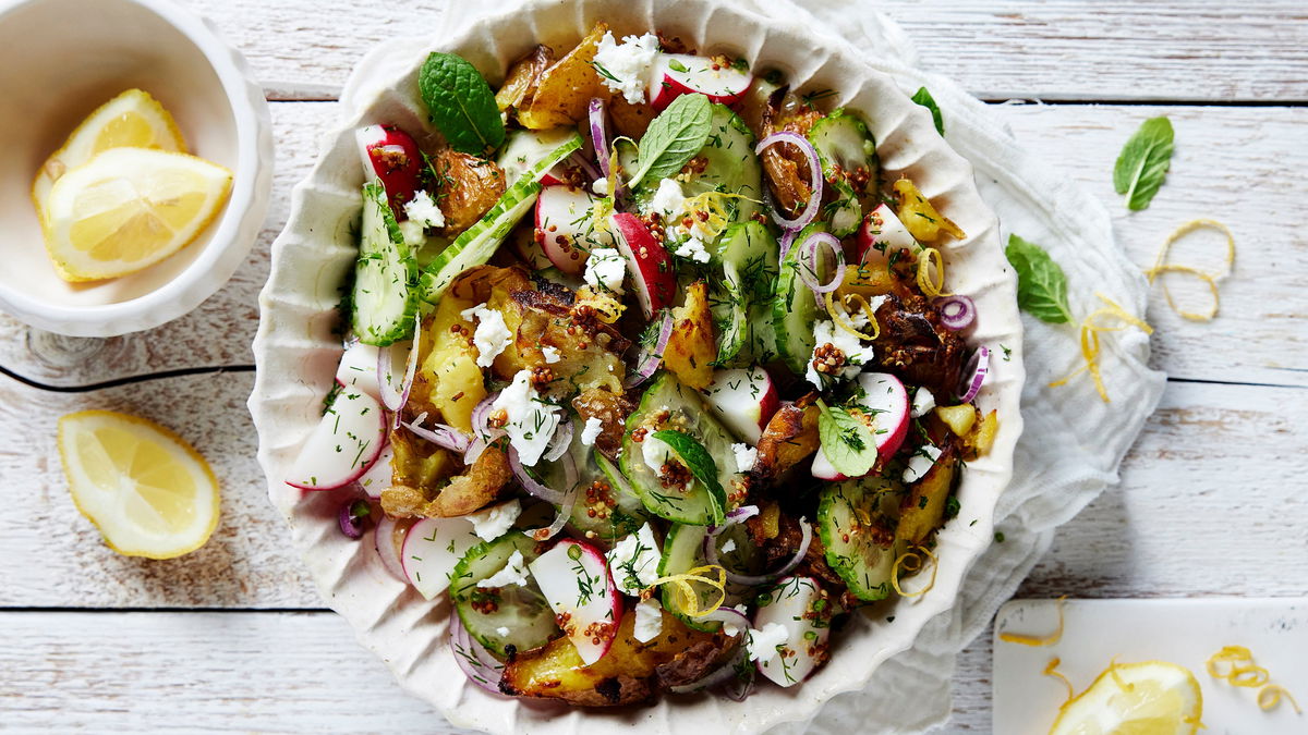 Unser Röstkartoffel-Salat mit Radieschen & Gurken ist der Klassiker 2.0 