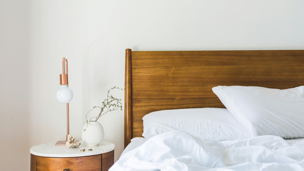 Schlafzimmer riecht muffig? 10 Tipps gegen üble Gerüche und für mehr Frische