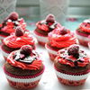 Die Schoko-Himbeer-Cupcakes versüßen uns nicht nur den Valentinstag