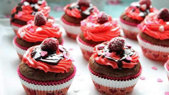 Die Schoko-Himbeer-Cupcakes versüßen uns nicht nur den Valentinstag 