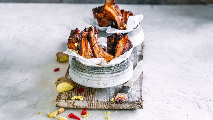 Die scharfen Spareribs mit Ingwer-Chili-Marinade sind herrlich würzig & lecker!