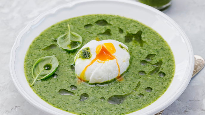 Unsere Spinatcremesuppe mit pochiertem Ei und Basilikum-Knoblauch-Öl ist ein gesunder Hingucker