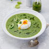 Unsere Spinatcremesuppe mit pochiertem Ei und Basilikum-Knoblauch-Öl ist ein gesunder Hingucker