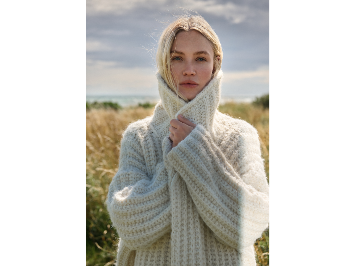 Stricken mit dicker Wolle - Model in Chunky-Mantel von Lana Grossa