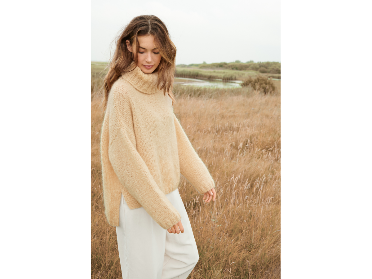 Stricken mit dicker Wolle - Model in buttergelben Rollkragenpullover von Lana Grossa