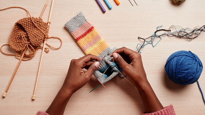 Stricken mit Nadelspiel: 15 kostenlose Strickanleitungen fürs Stricken in Runden