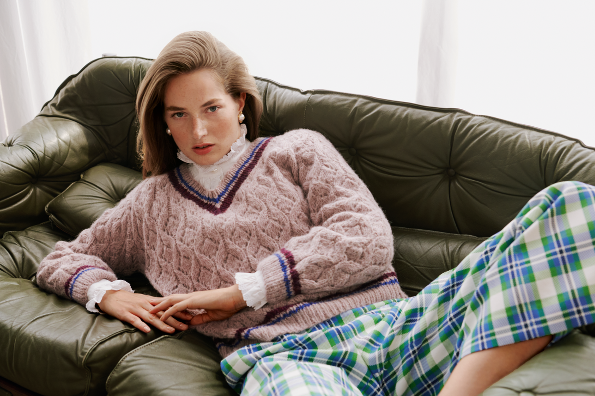 Stricken mit Rundstricknadel - Model in Rosa V-Neck-Pullover von Lana Grossa