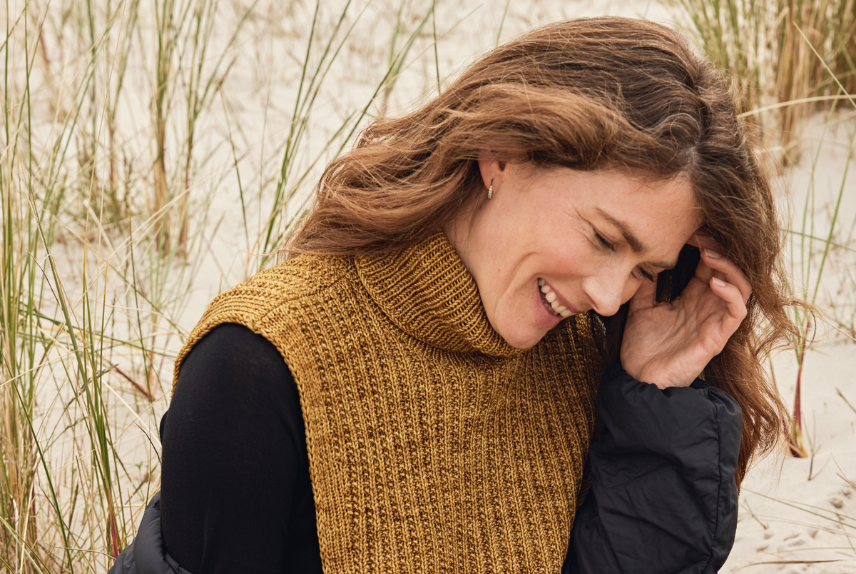 Stricken mit Rundstricknadel - Model mit Halswärmer von Lana Grossa