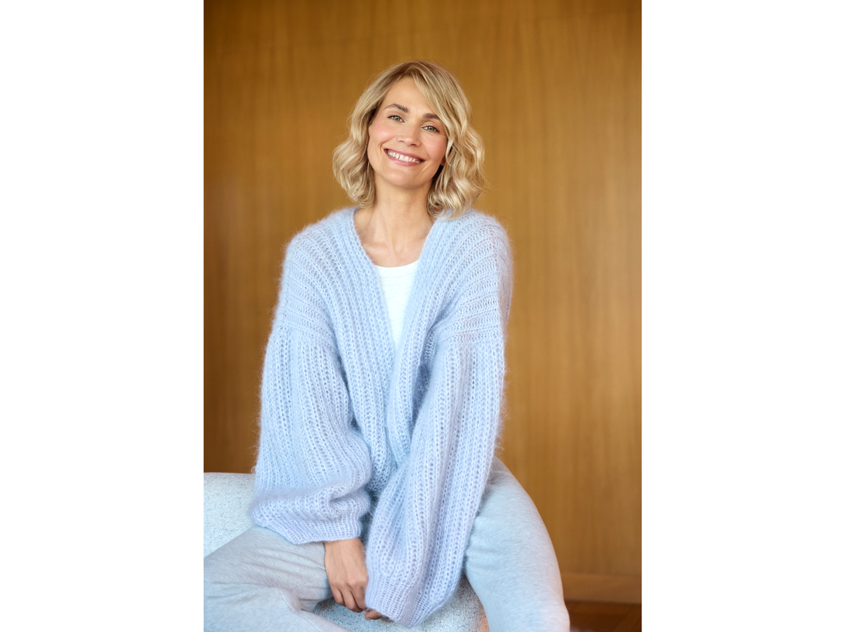 Stricken mit Rundstricknadel - Model in Isemarkt-Cardigan von Lana Grossa