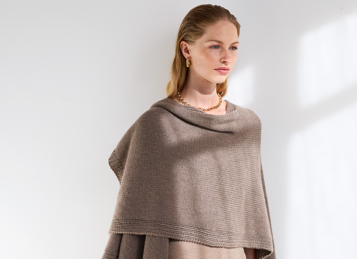 Stricken mit Rundstricknadel - Model in Kaschmirponcho von Lana Grossa