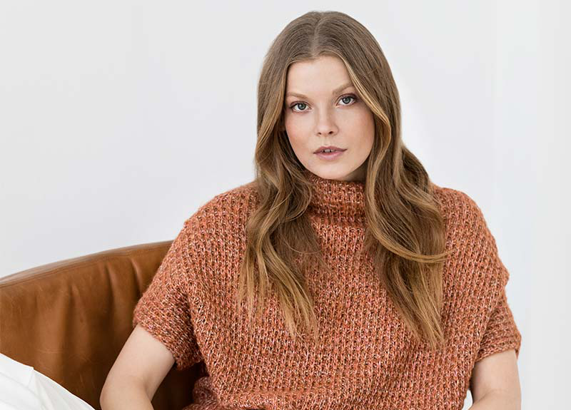 Stricken mit Rundstricknadel - Model in Kurzarm-Kimonopullover mit Rollkragen von Lana Grossa