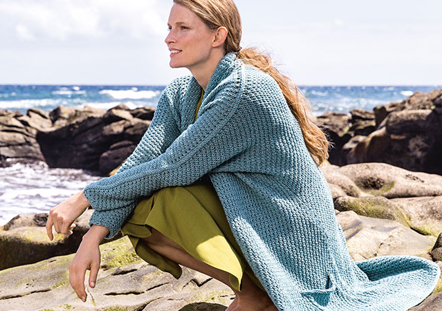 Stricken mit Rundstricknadel - Model in Long-Cardigan in Ozeanblau von Lana Grossa