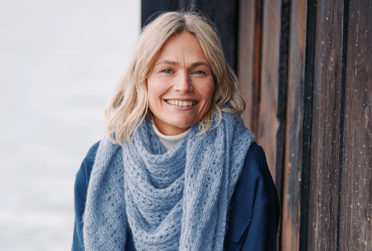Stricken mit Rundstricknadel - Model mit blauem Dreieckstuch von Lana Grossa