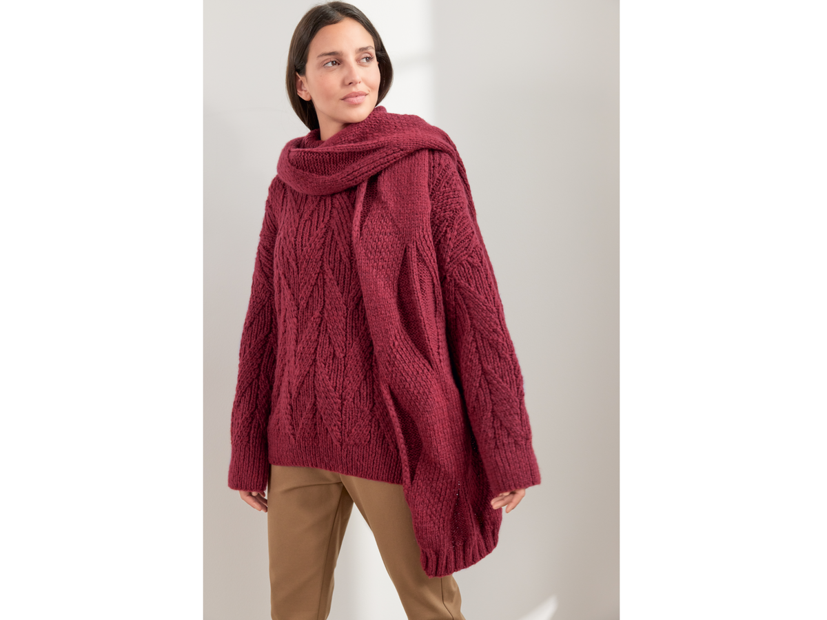 Stricken mit Rundstricknadel - Model in Beeren-Pullover von Lana Grossa