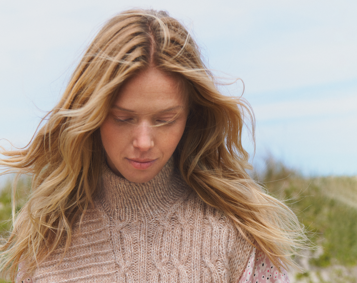 Stricken mit Rundstricknadel - Model in Mustermix-Pullunder von Lana Grossa