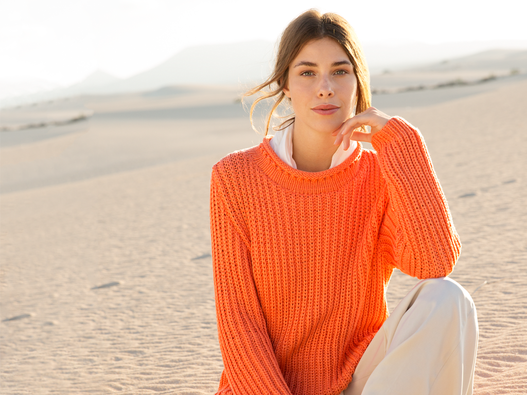 Stricken mit Rundstricknadel - Model in Pullover in leuchtendem Orange von Lana Grossa
