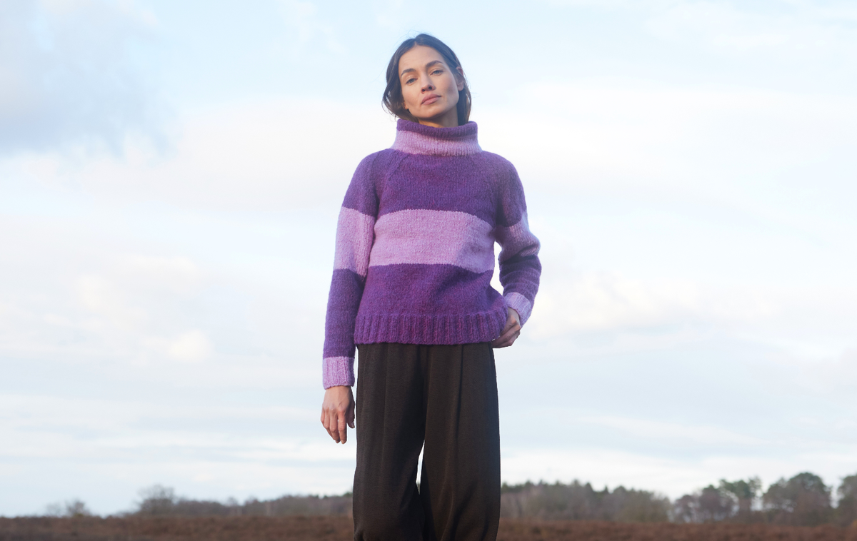 Stricken mit Rundstricknadel - Model in Pullover mit XXL-Streifen