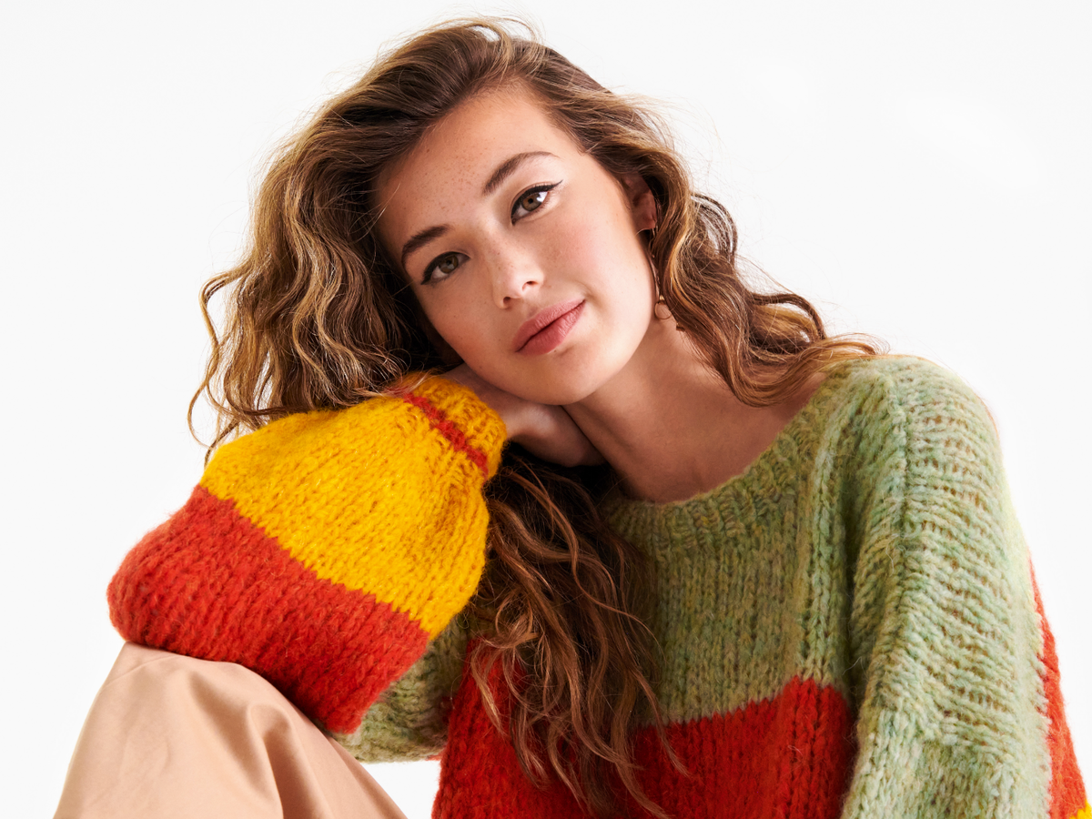 Stricken mit Rundstricknadel - Model in Regenbogenpullover von Lana Grossa