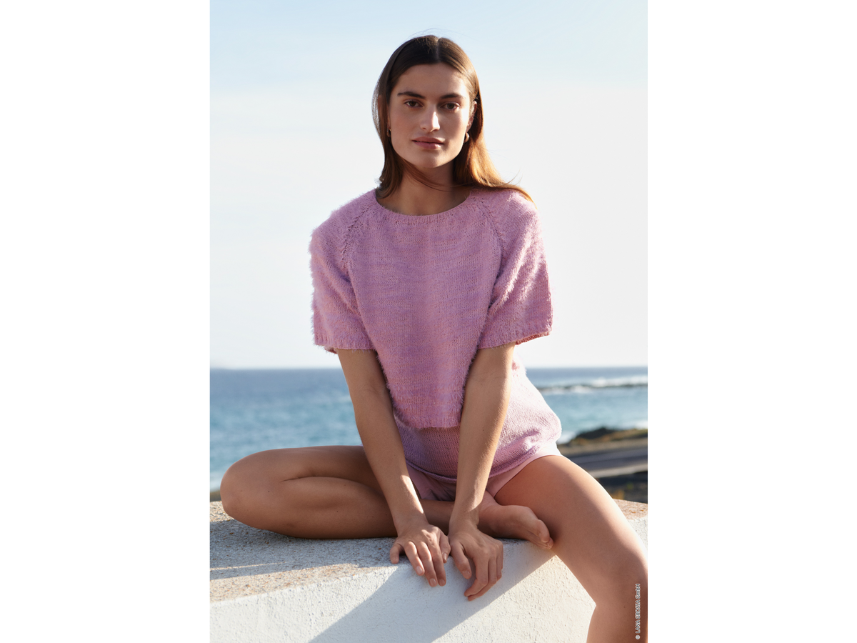 Stricken mit Rundstricknadel - Model in fliederfarbenem Shirt von Lana Grossa