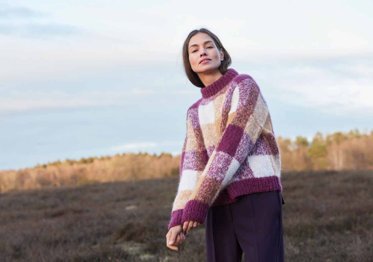 Stricken mit Rundstricknadel - Model in XXL-Karopullover von Lana Grossa