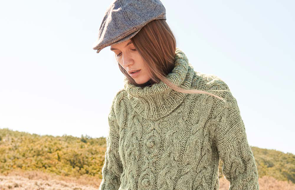 Stricken mit Rundstricknadel - Model mit Zopfpullover von Lana Grossa