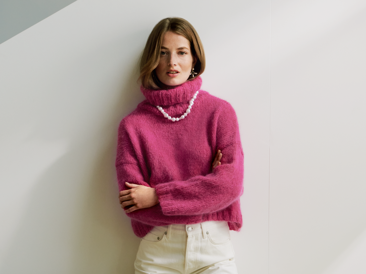 Stricken mit Rundstricknadel - Model in Rollkragenpullover von Lana Grossa