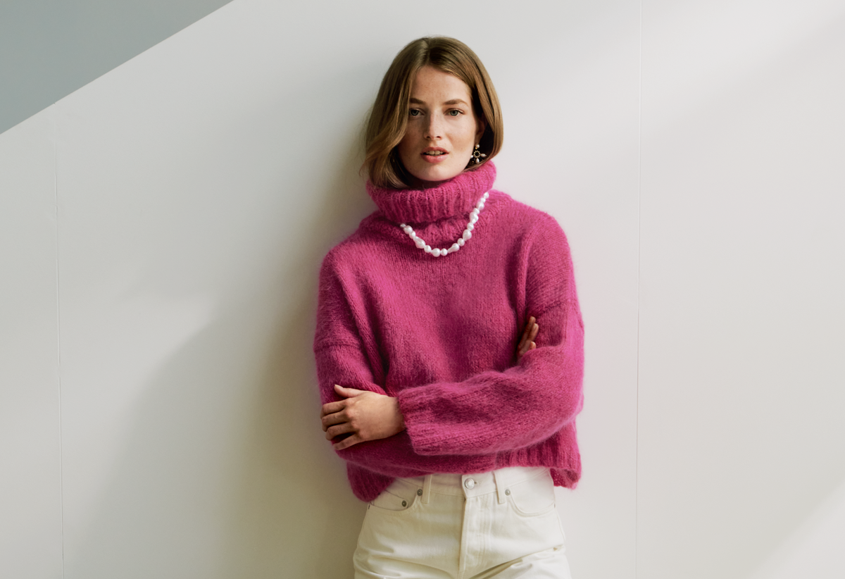 Stricken mit Rundstricknadel - Model in Rollkragenpullover von Lana Grossa