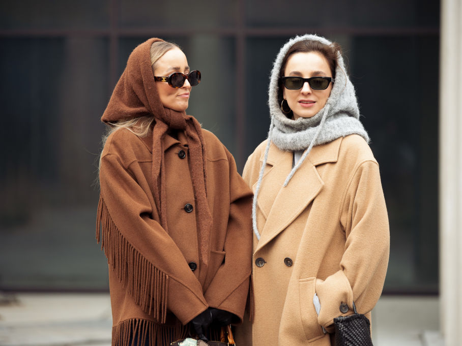 Stricktrends 2025 - zwei Besucherinnen der Copenhagen Fashion Week mit Strick-Bonnets