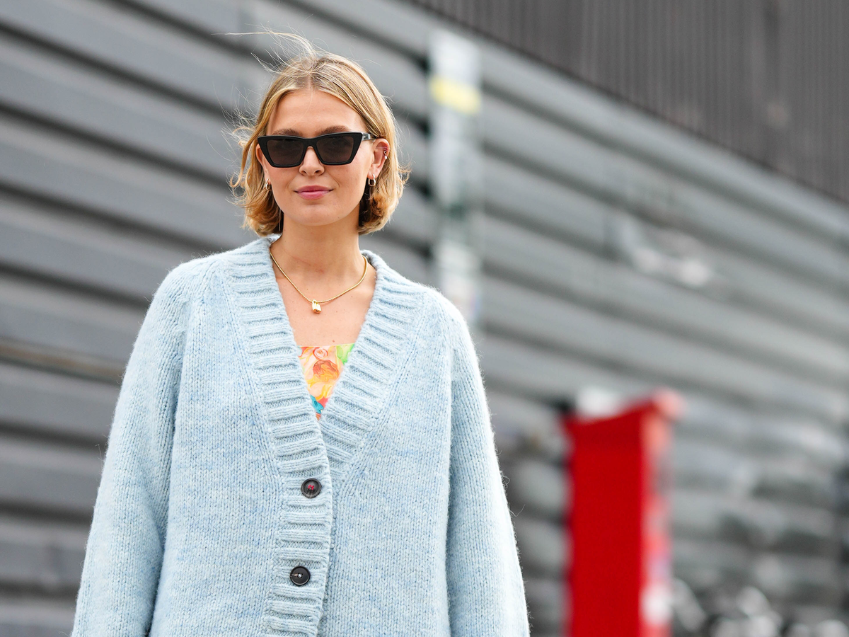 Besucherin der Copenhagen Fashion Week trägt den Stricktrend für 2025