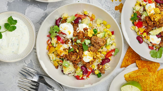 Scharf und farbenfroh: Unser Rezept für Tex-Mex-Reis mit Hackfleisch & Tortilla-Chips