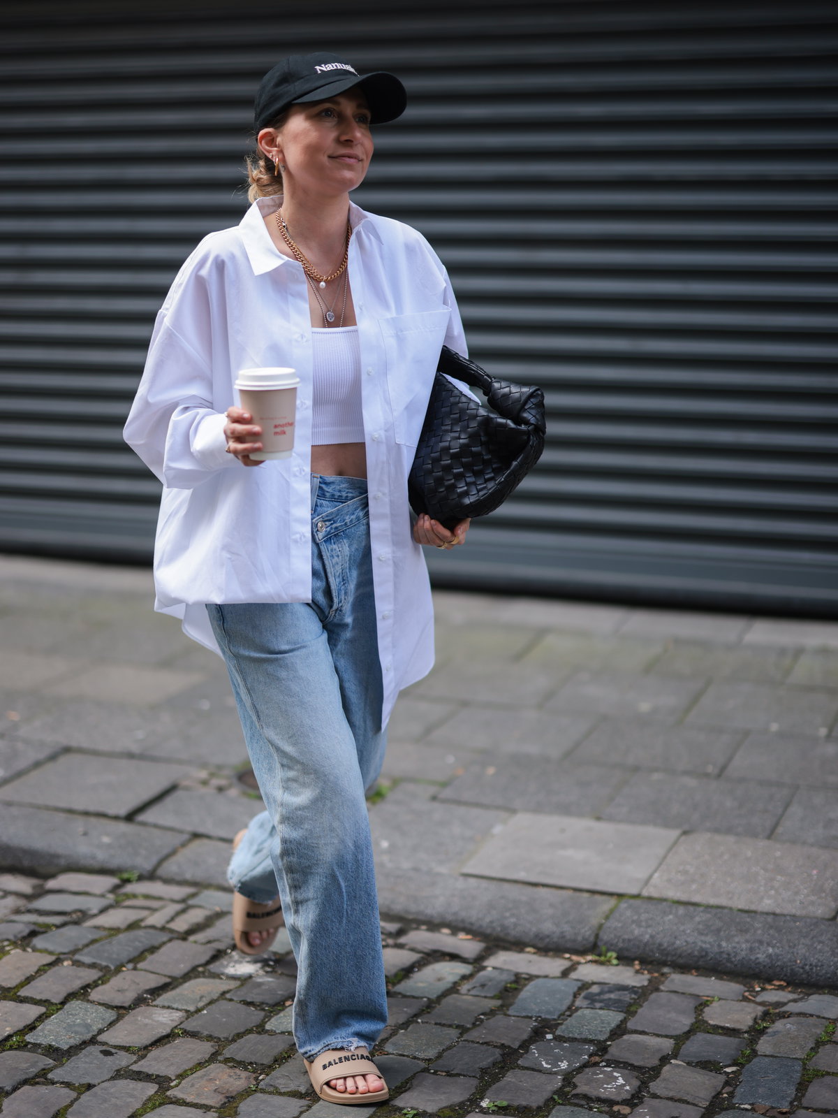 Weiße Bluse mit Jeans Streetstyle