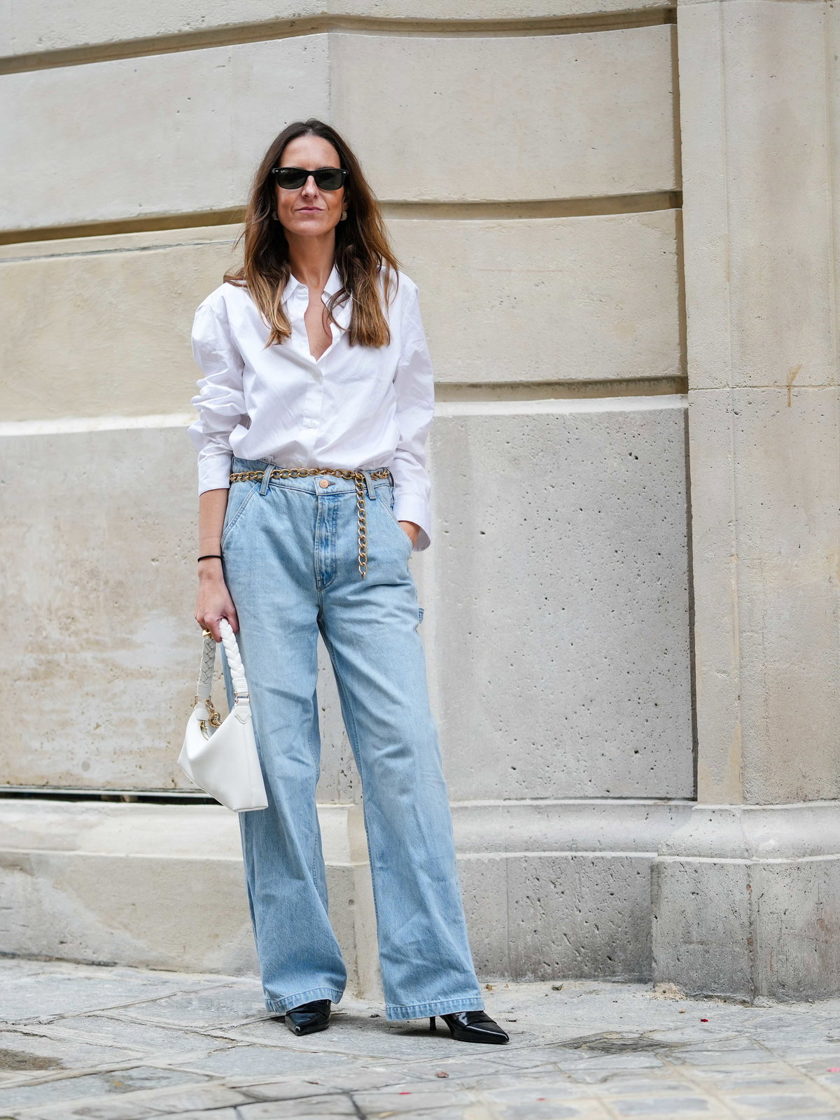 Weiße Bluse in Hose mit Gürtel Streetstyle