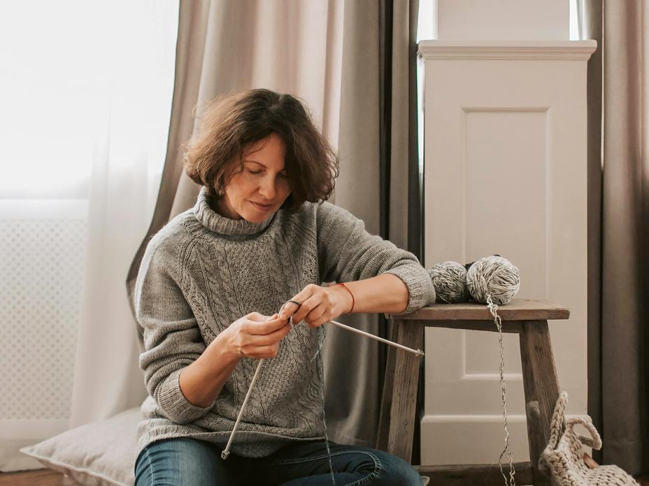 Frau strickt mit den besten Stricknadeln