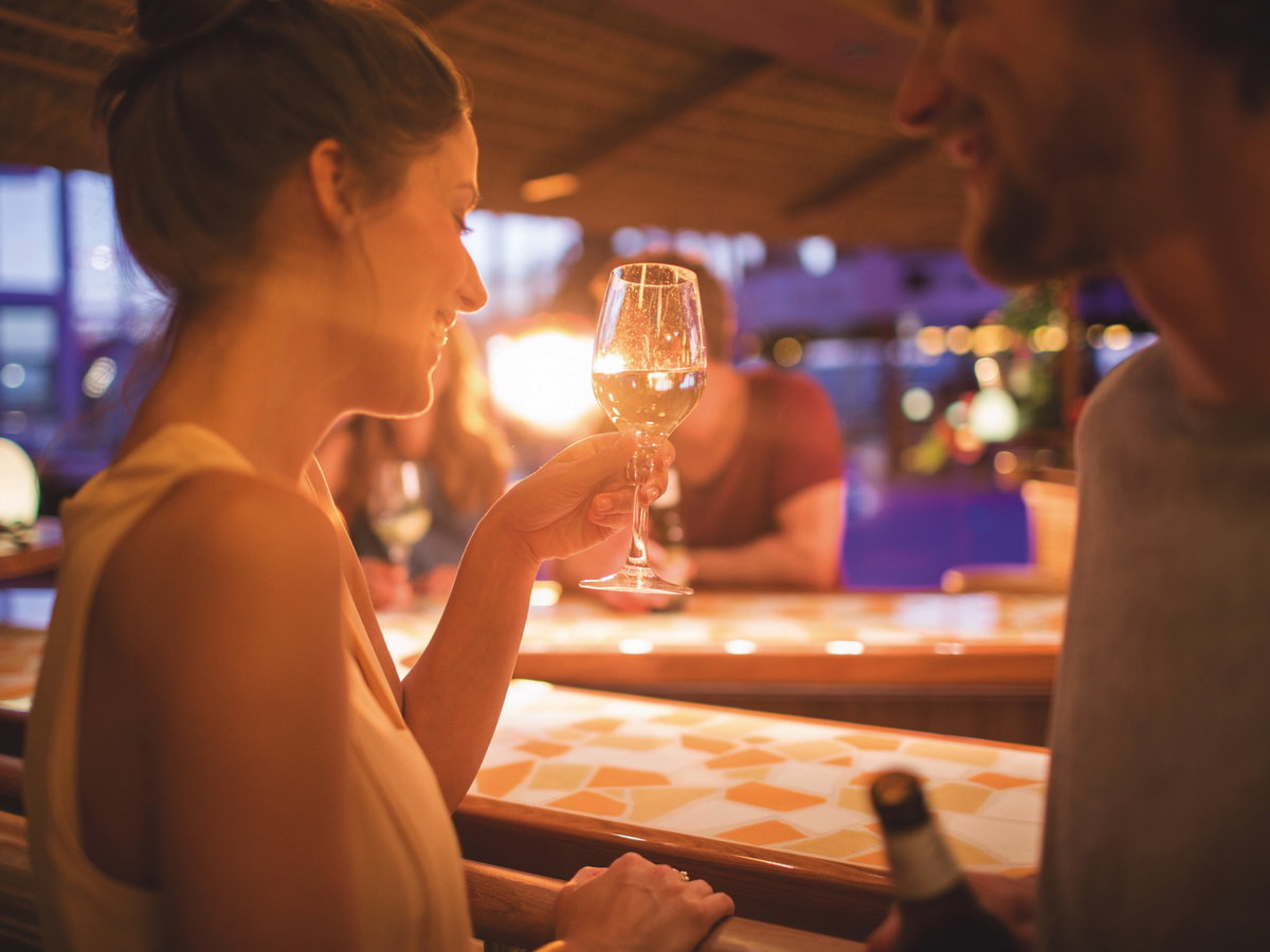 Reden, lachen, flirten – bei einem Drink an der Bar