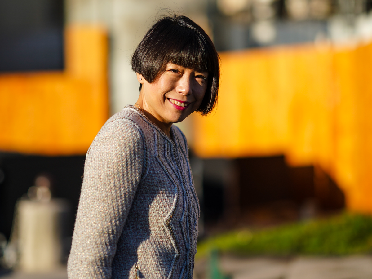 Asymmetrische Frisuren ab 50 - Journalistin Angelica Cheung mit asymmetrischem Bob mit Pony