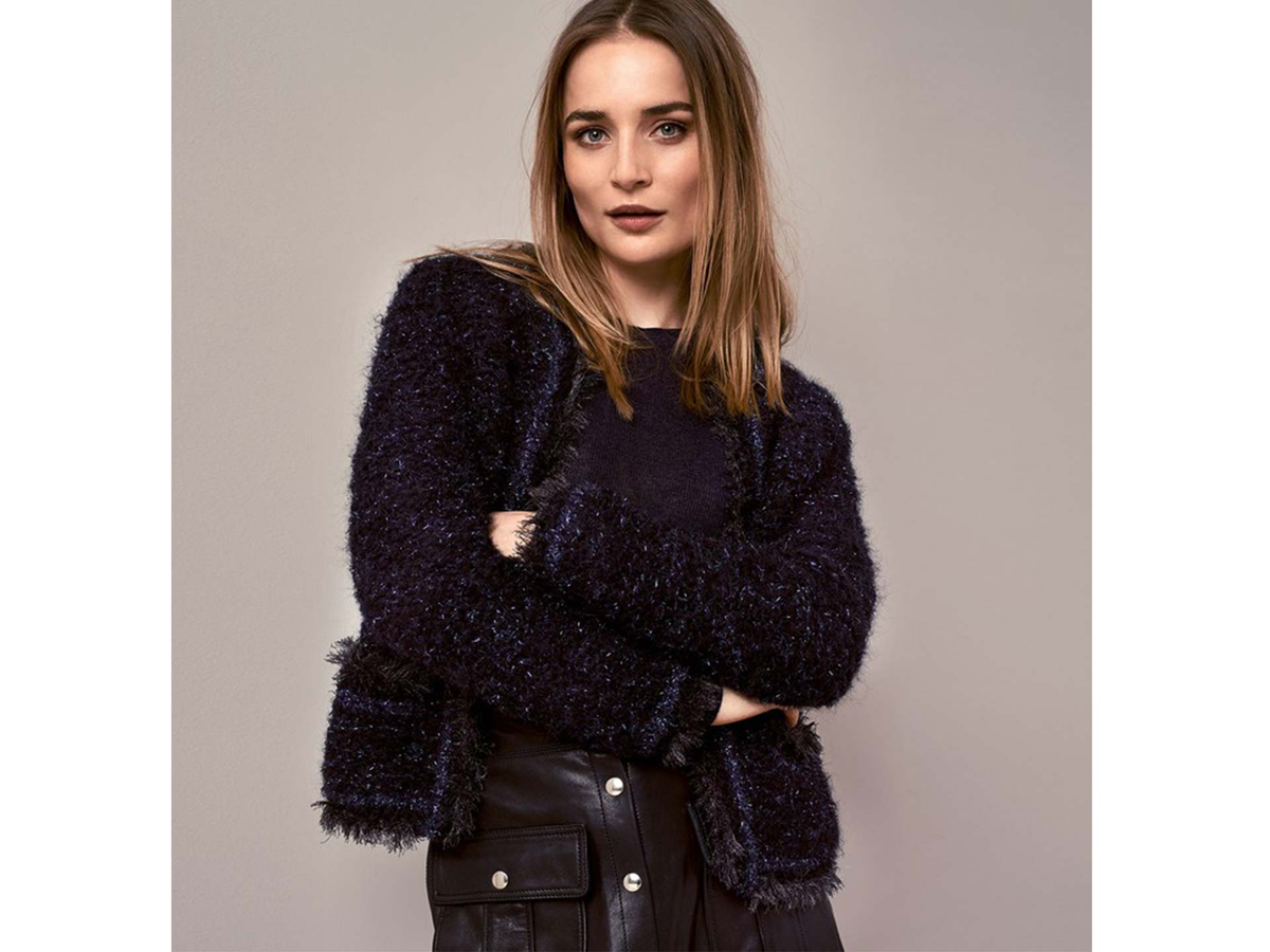 Model in selbst gestrickter Bouclé-Jacke von Rico Design