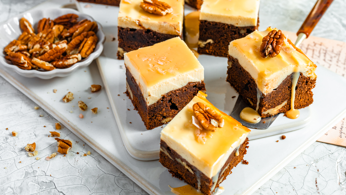 Cheesecake-Brownies mit Salzkaramell: Das perfekte Kuchenrezept für alle Unentschlossenen