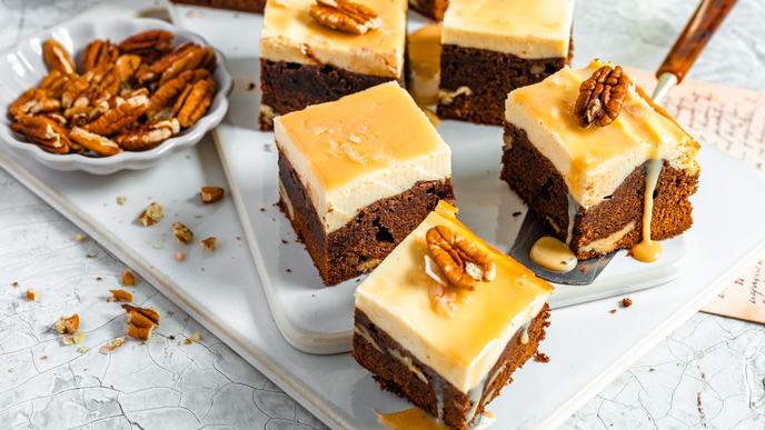 Cheesecake-Brownies mit Salzkaramell: Das perfekte Kuchenrezept für alle Unentschlossenen