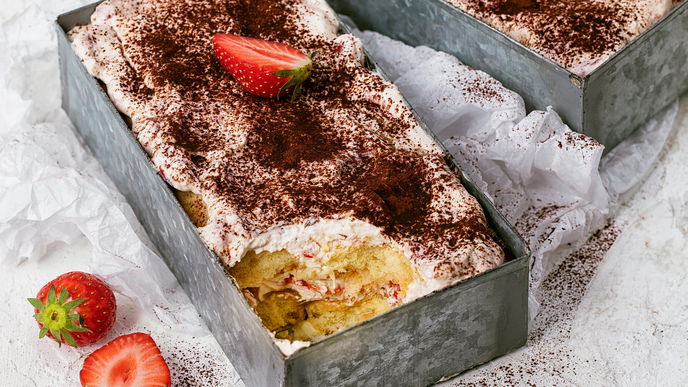 Frühlingshaftes Rezept für Erdbeer-Rhabarber-Tiramisu - mit Eierlikör verfeinert!